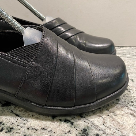 CLARKS (26101987) WOMEN'S "ESHA ESSY" BLACK LEATHER SLIP-ONS - SIZE 9M - Picture 5 of 16